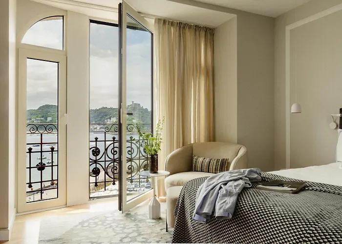 Lasala Plaza - Adults Only