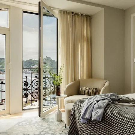 Lasala Plaza - Adults Only